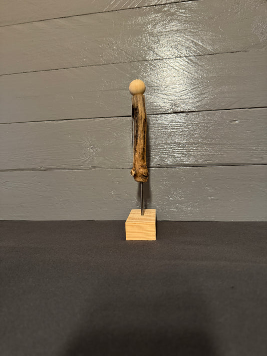 Detailansicht der silberfarbenen Metallflügel von Engel Cassiel