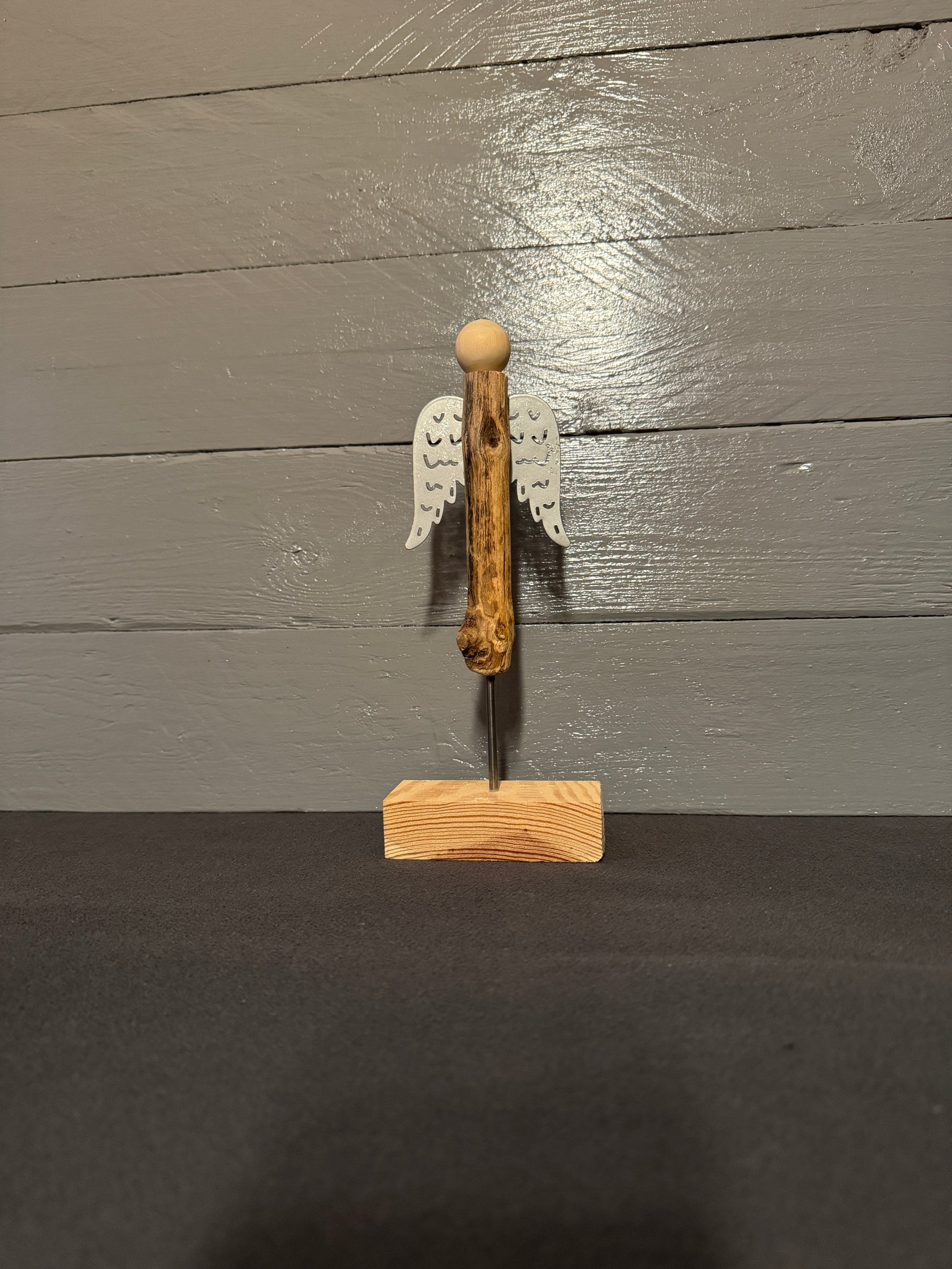 Handgefertigter Engel Cassiel aus Treibholz von der Nordsee bei Büsum mit silbernen Flügeln