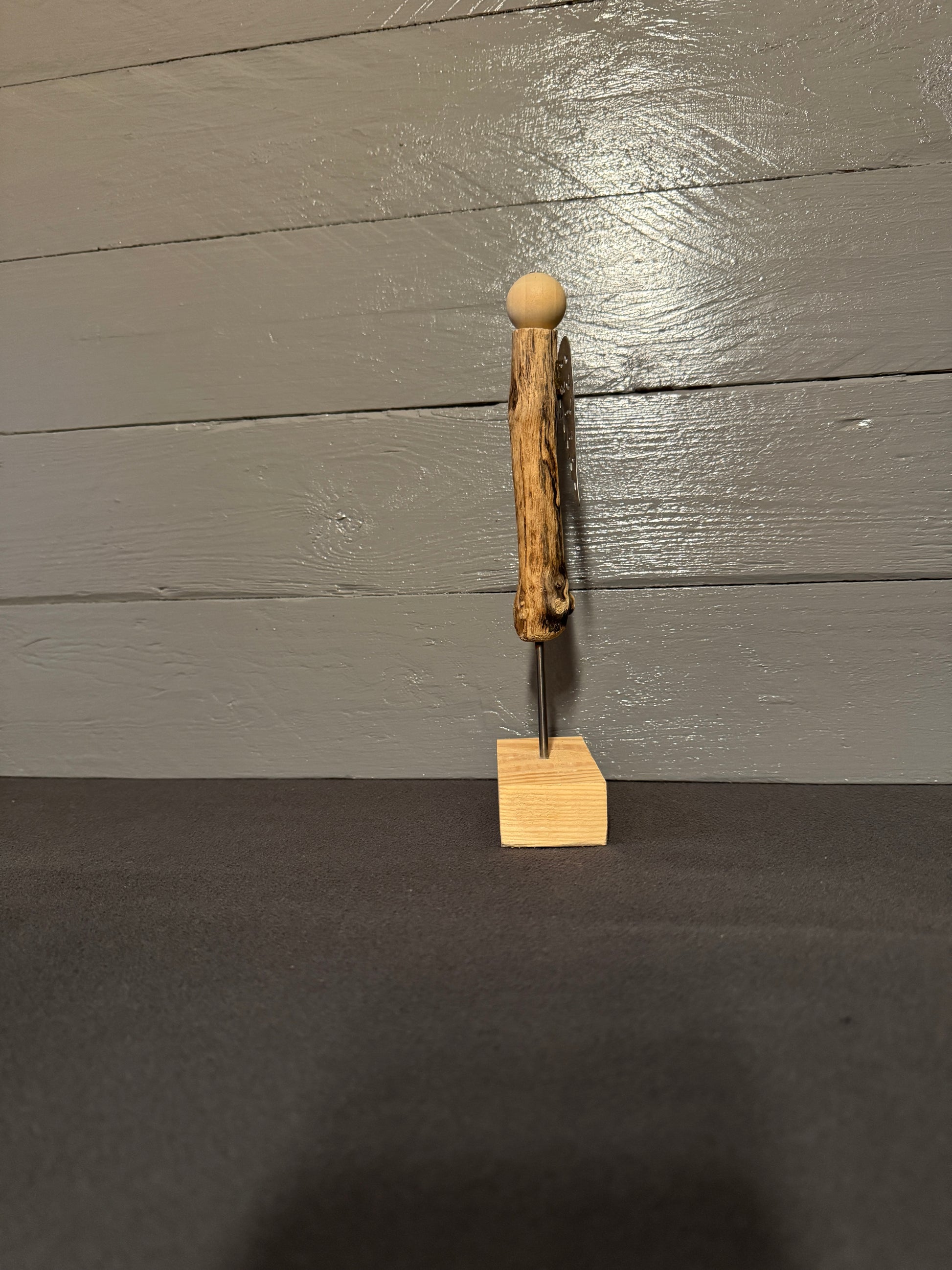 Engel Cassiel aus Treibholz als spirituelle Wohnraumdekoration