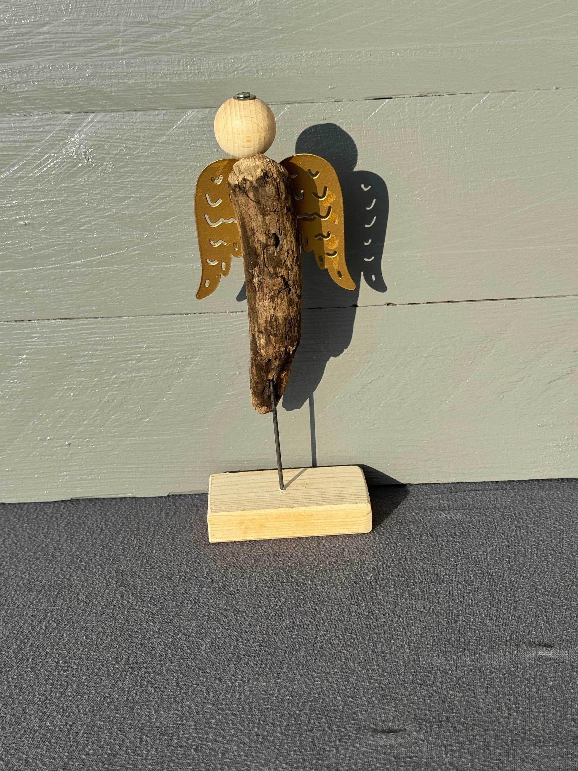 Handgefertigter Engel Chamuel aus Treibholz mit goldenen Flügeln