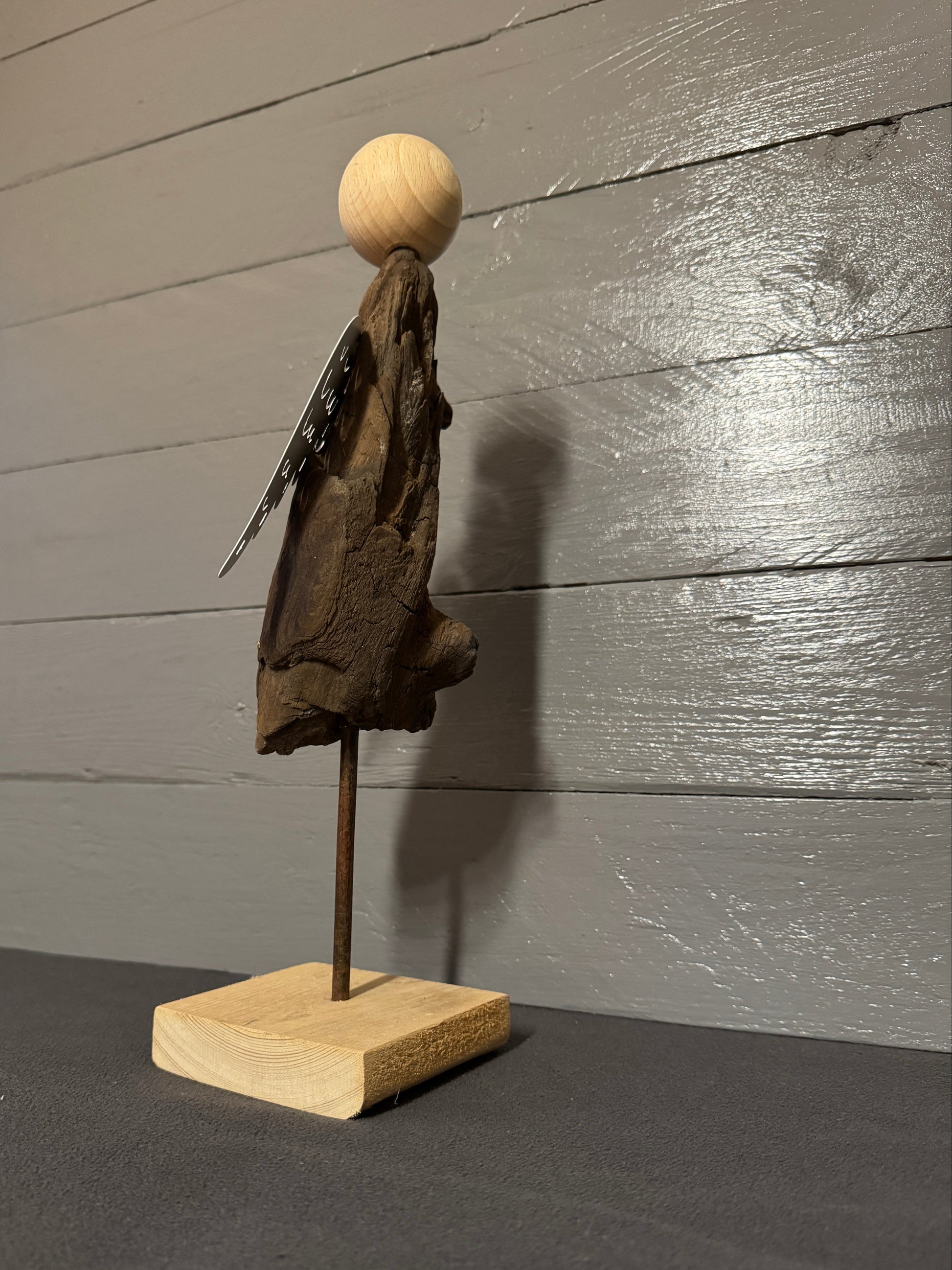 Treibholz-Palettenholz-Fuß von Engel Elion als Symbol für Wachstum und Lebenskreislauf