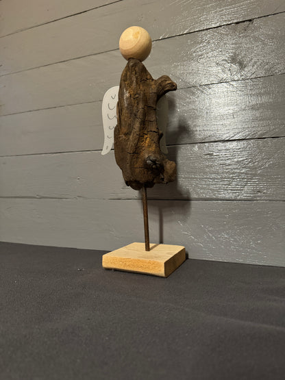 Handgefertigter Engel Elion aus Treibholz aus Schleswig-Holstein mit weißen Flügeln