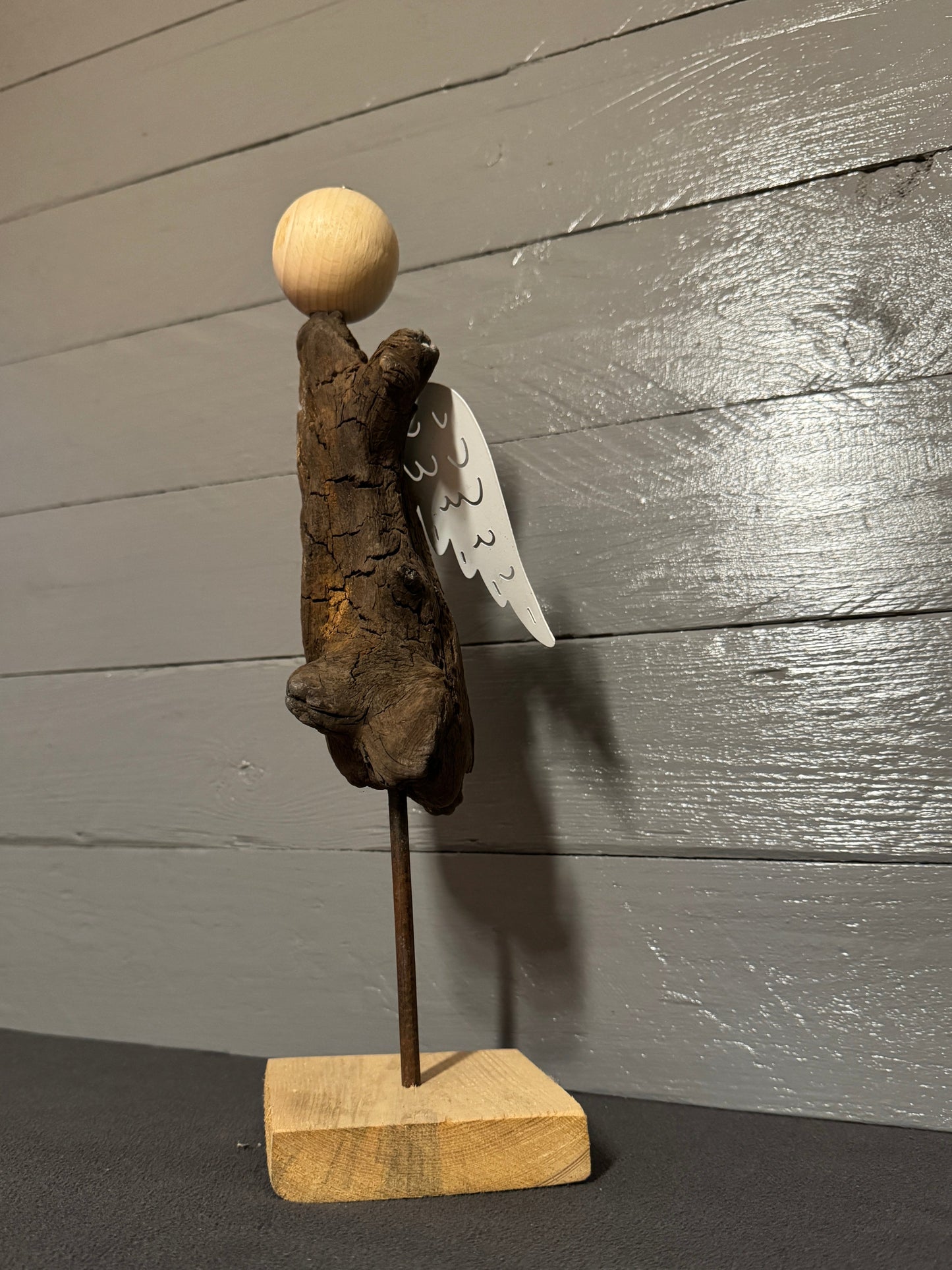 Detailansicht der weißen Metallflügel von Engel Elion