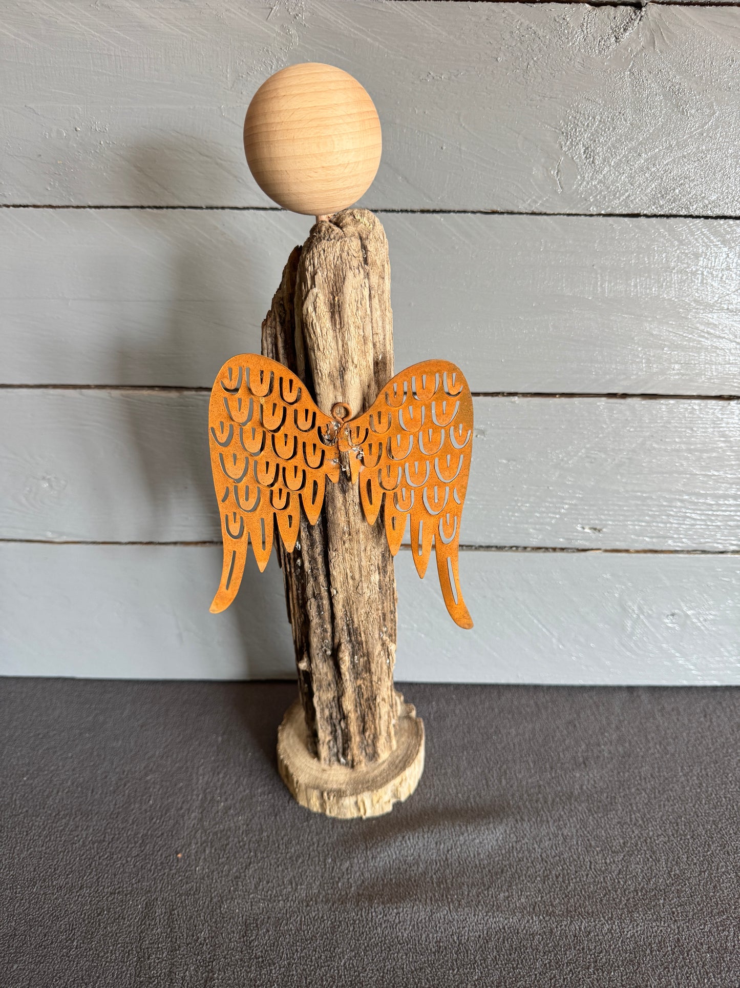 Rückansicht handgefertigter Treibholz Engel Elioriel