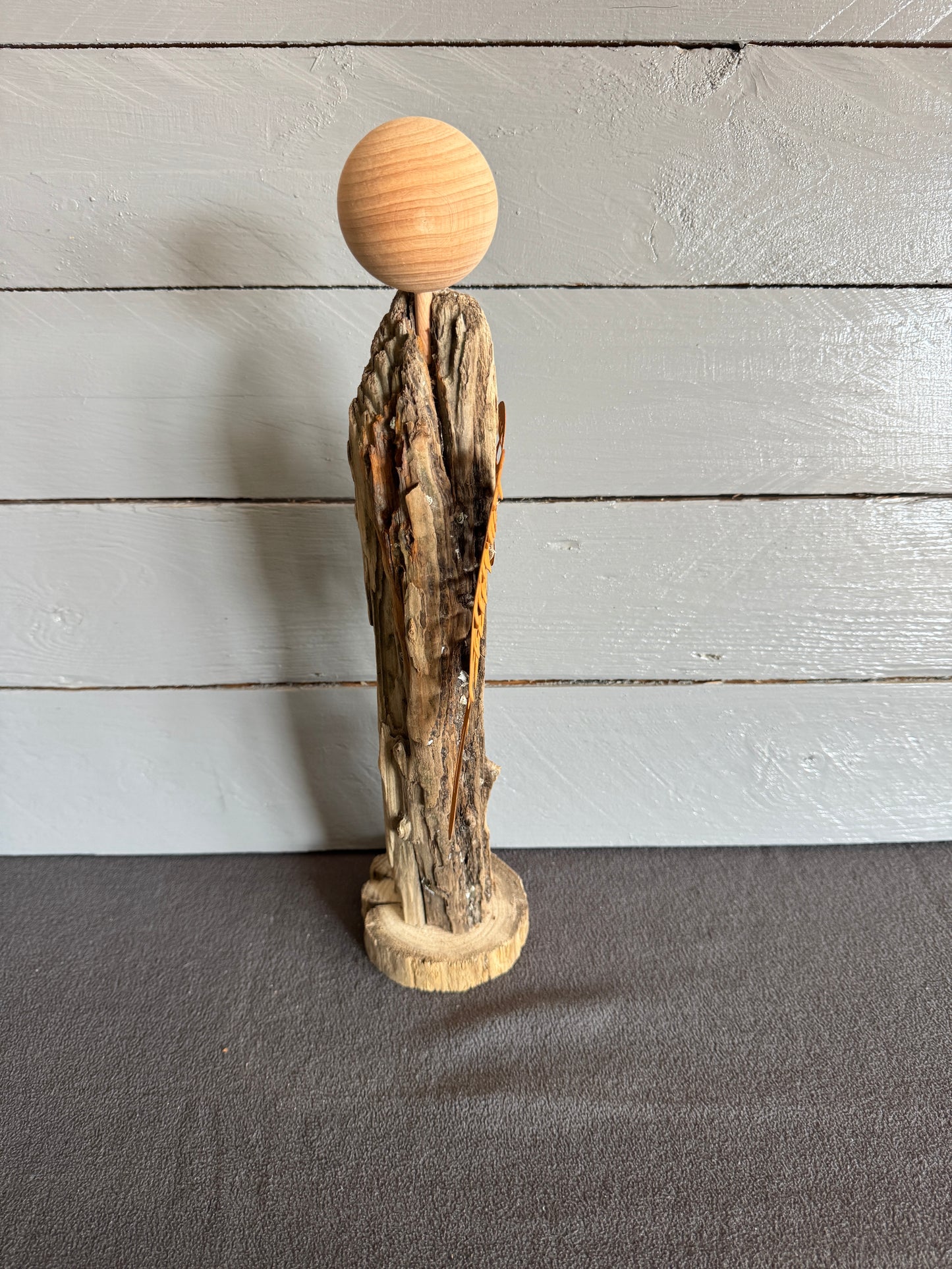 Seitliche Ansicht Treibholz Engel mit natürlicher Maserung