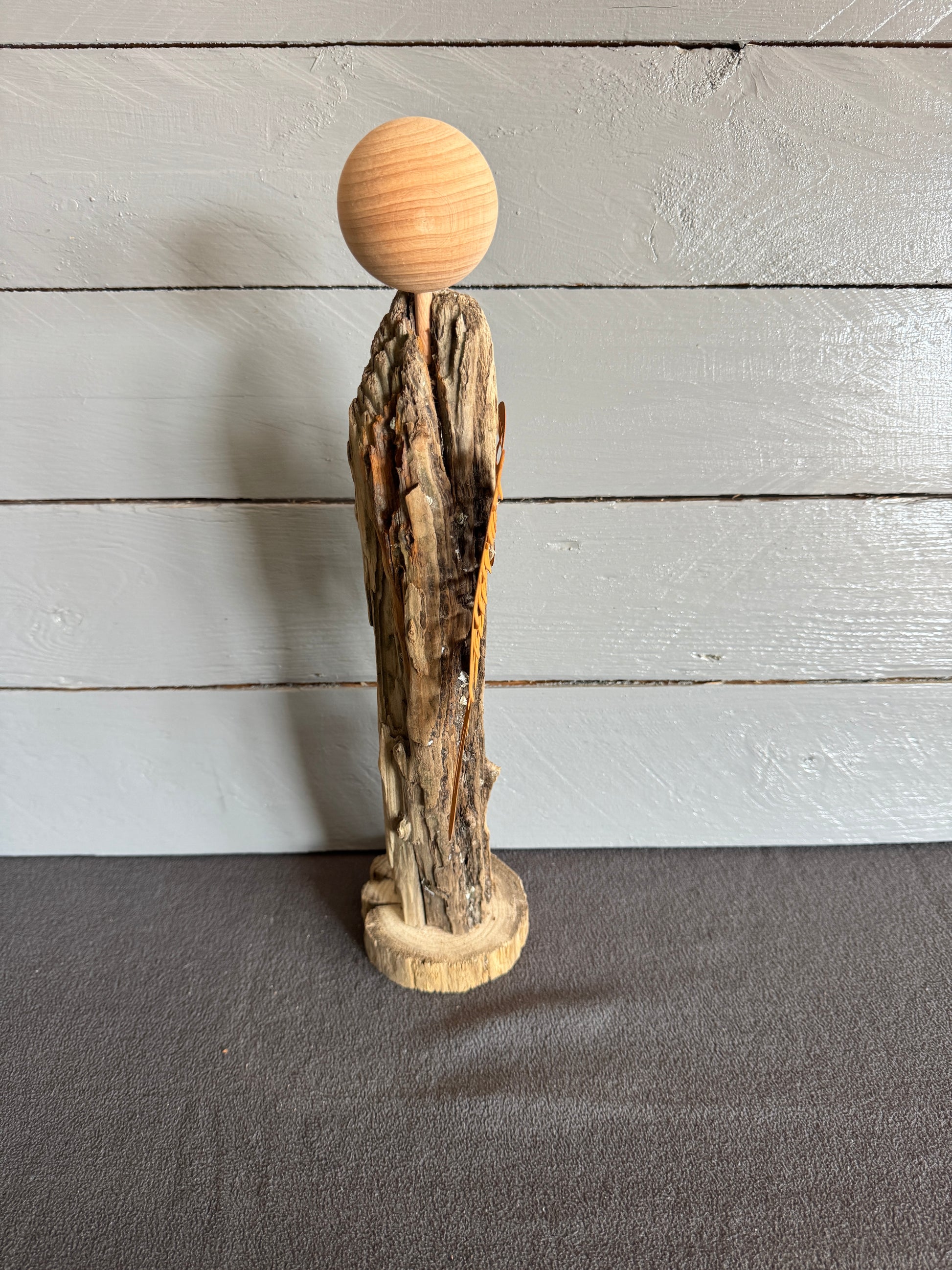 Seitliche Ansicht Treibholz Engel mit natürlicher Maserung