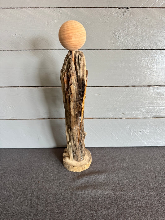 Seitliche Ansicht Treibholz Engel mit natürlicher Maserung