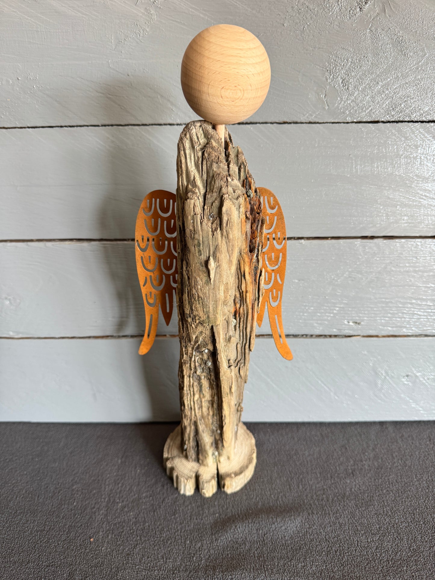 Engel Elioriel aus Treibholz von vorne mit Metallflügeln