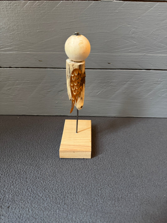 Detailansicht der rostfarbenen Metallflügel von Engel Fideliel