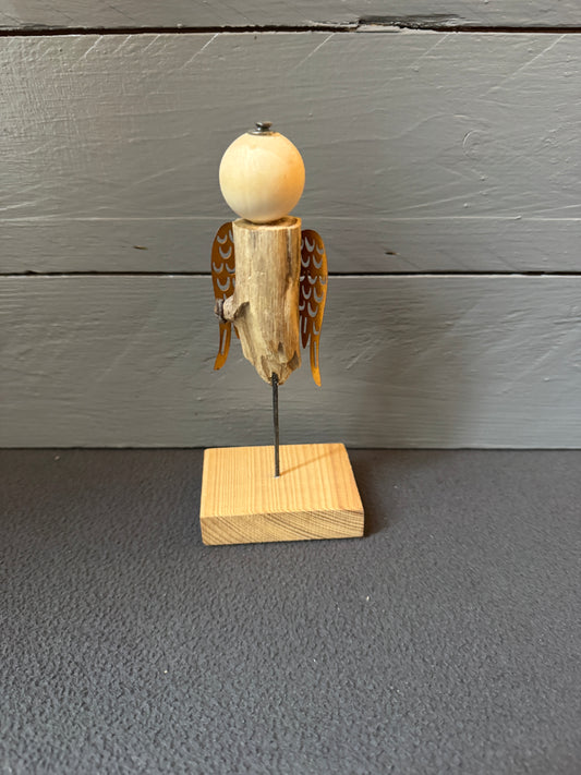 Handgefertigter Engel Fideliel aus Treibholz mit rostfarbenen Flügeln