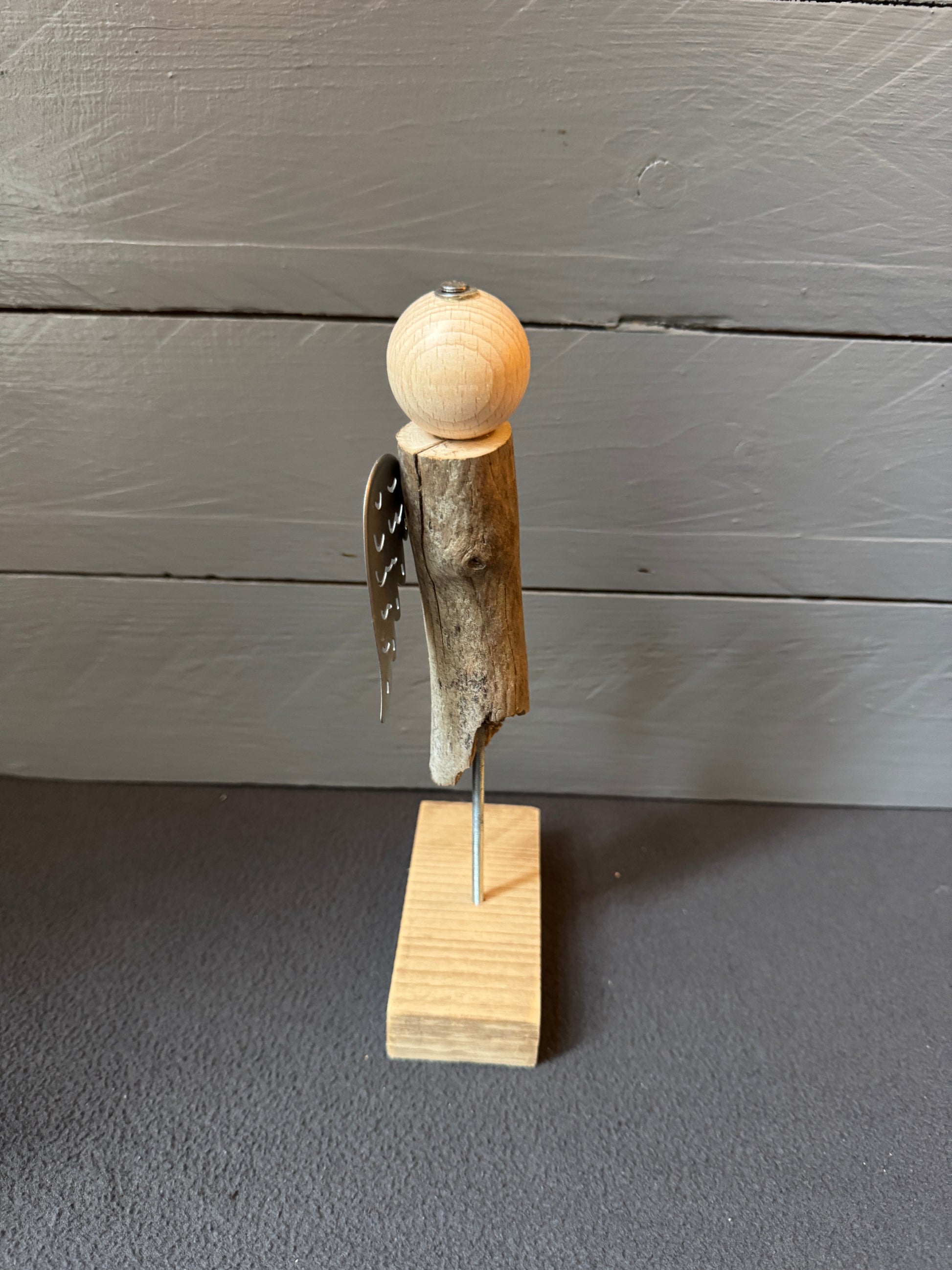 Detailansicht der silberfarbenen Flügel von Engel Floriel