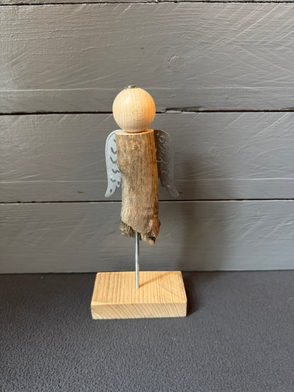 Handgefertigter Engel Floriel aus Treibholz mit silbernen Metallflügeln