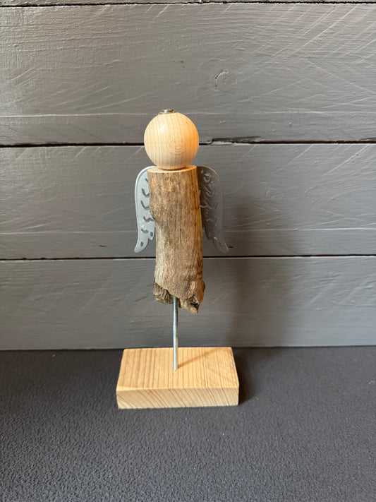 Handgefertigter Engel Floriel aus Treibholz mit silbernen Metallflügeln