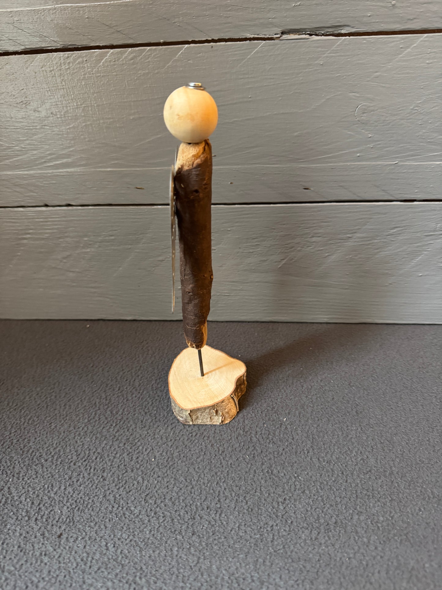 Detailansicht der silberfarbenen Metallflügel von Engel Gratiel