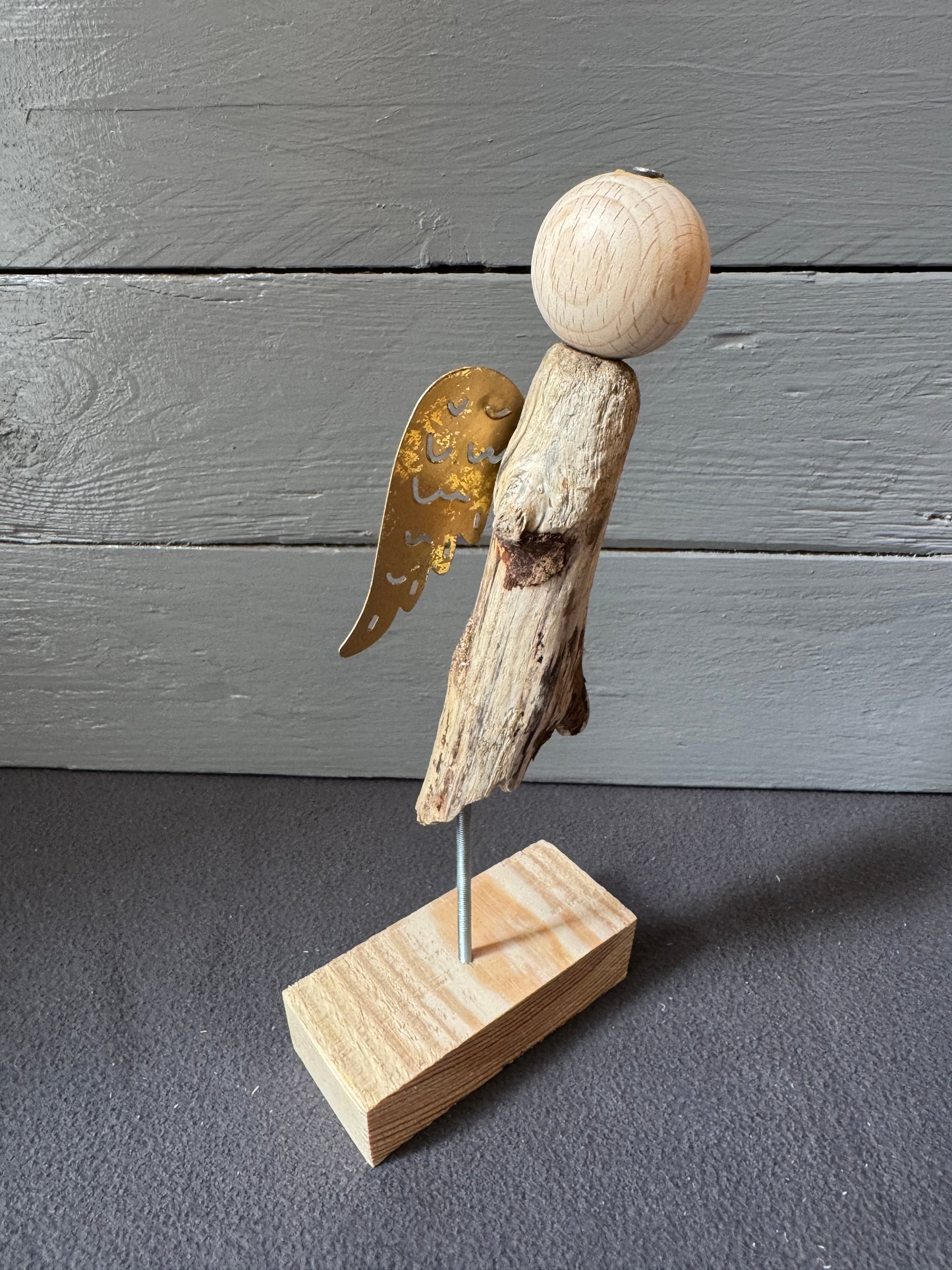 Engel Haniel aus Treibholz als harmonische Wohnraumdekoration