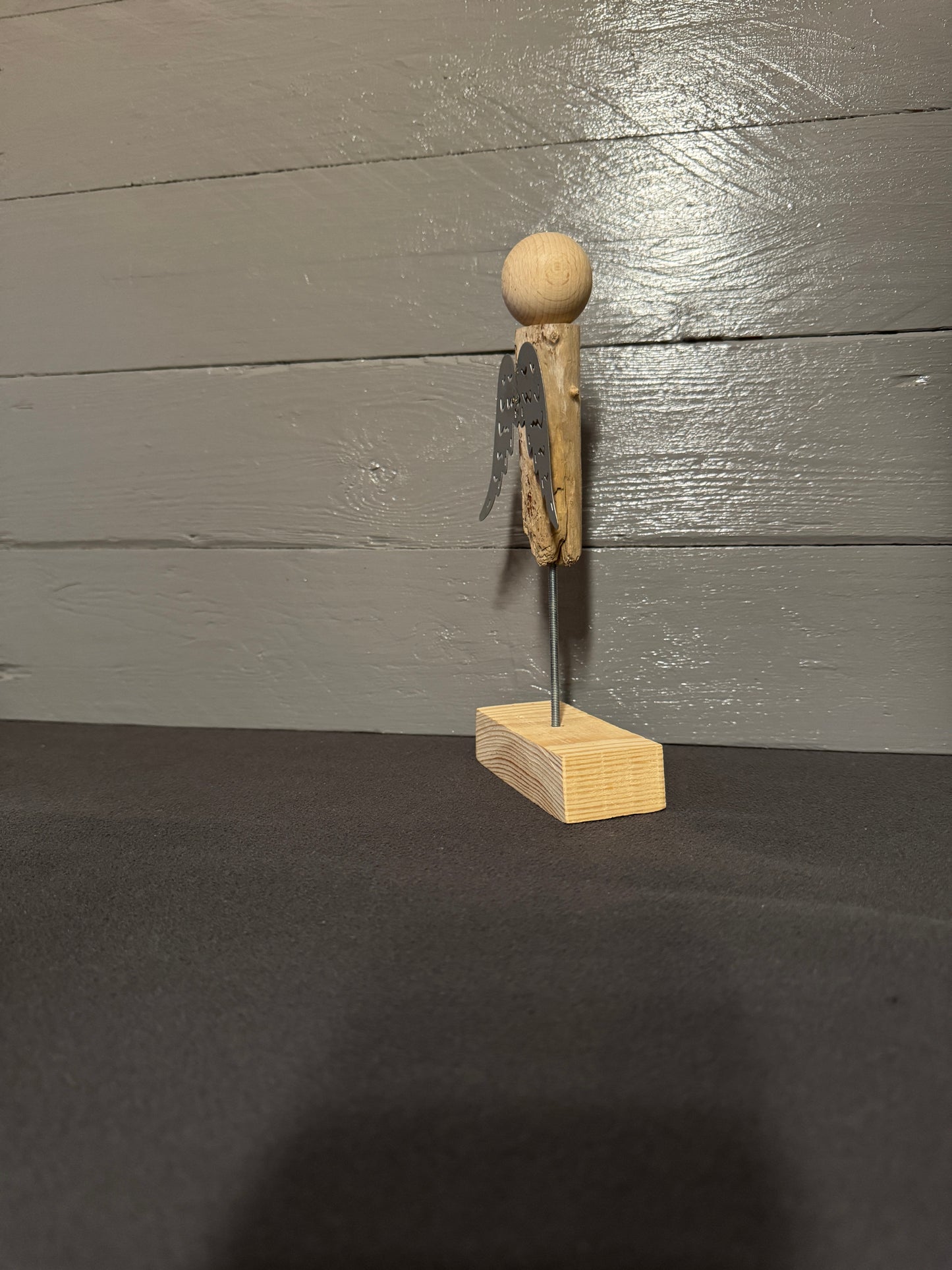 Palettenholz-Fuß von Engel Jeremiel als Symbol für Erdung und Stabilität