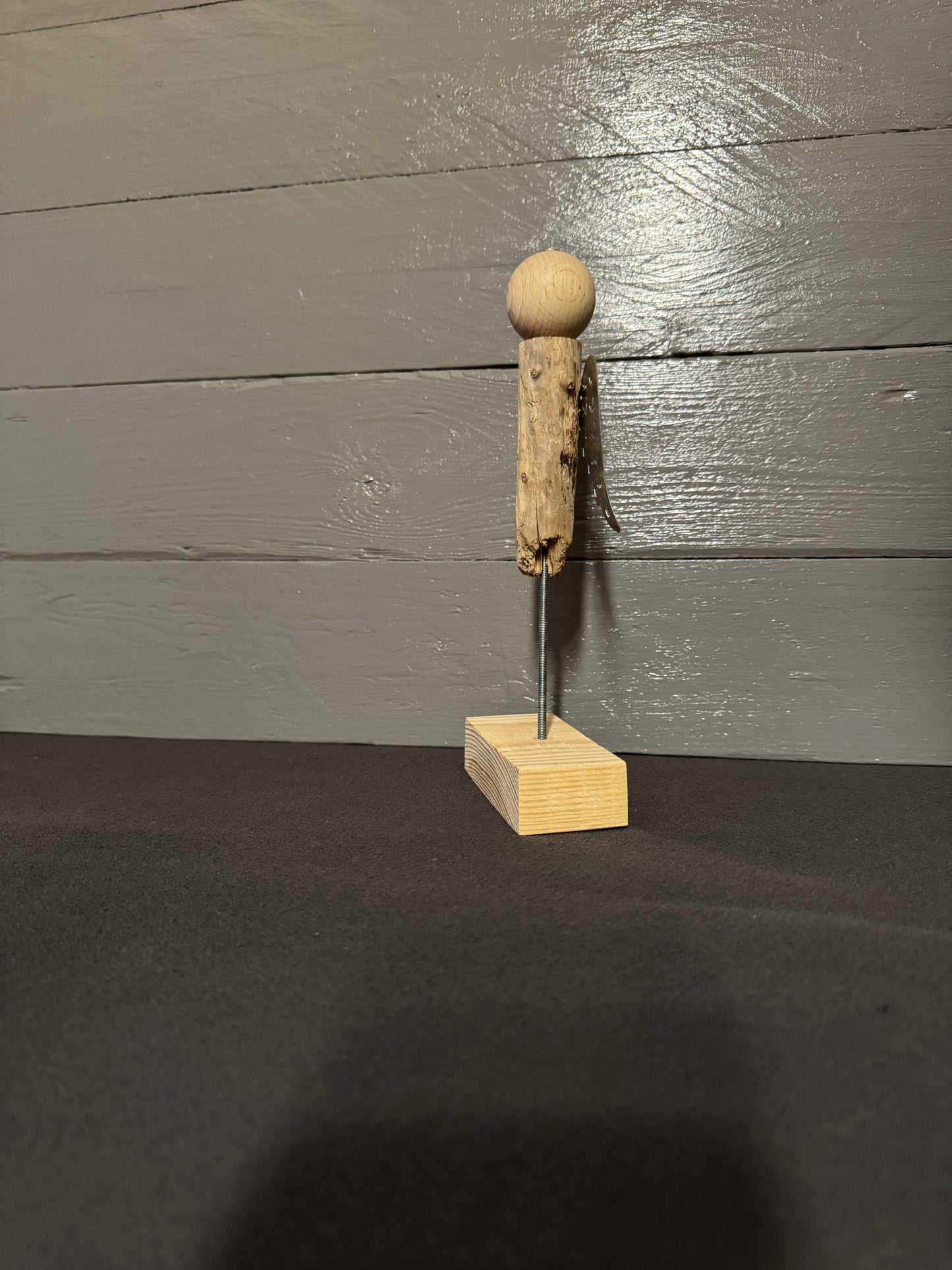 Detailansicht der silberfarbenen Metallflügel von Engel Jeremiel