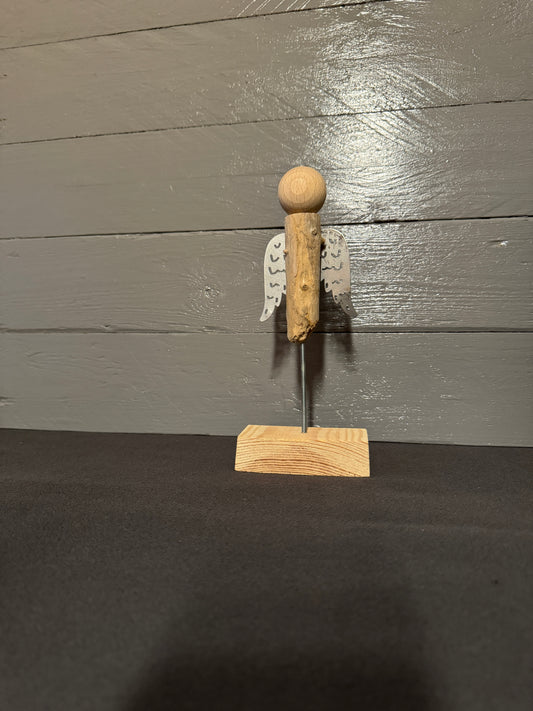 Handgefertigter Engel Jeremiel aus Treibholz von der Nordsee oder Ostsee mit silbernen Flügeln