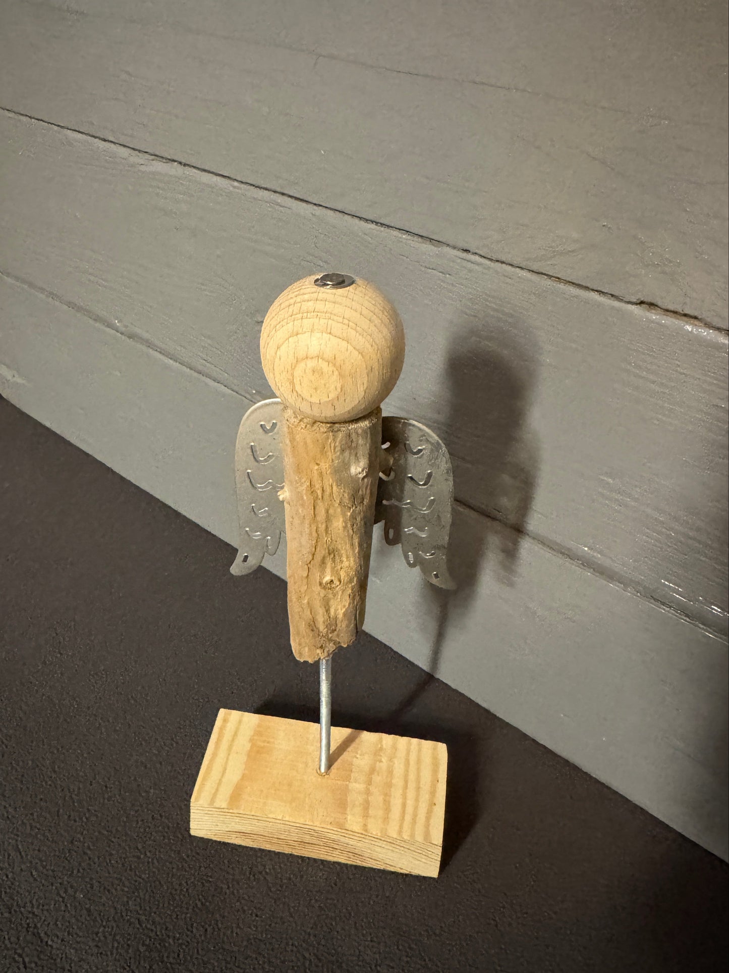 Engel Jeremiel aus Treibholz als spirituelle Wohnraumdekoration