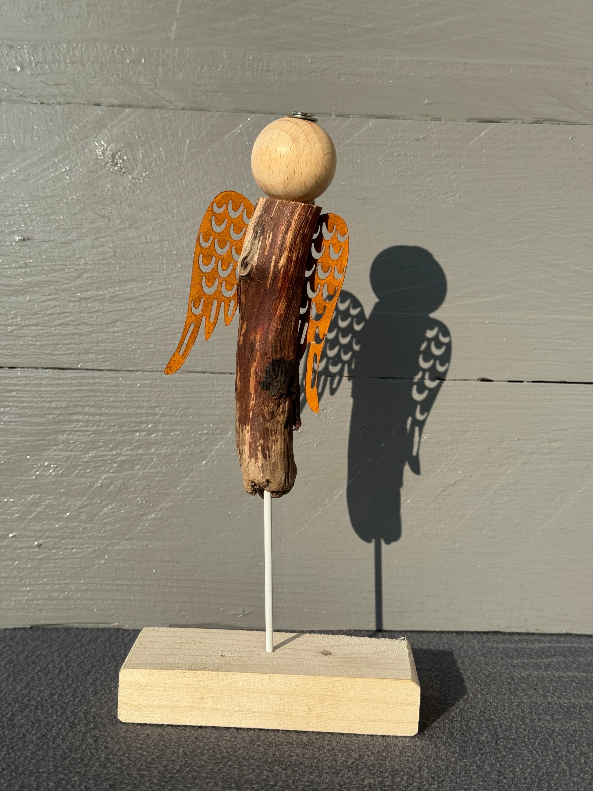 Engel Jophiel aus Treibholz als inspirierende Wohnraum- oder Atelierdekoration