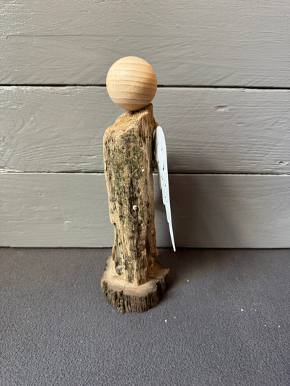 Treibholz-Fuß von Engel Liora als Symbol für Erdung und Stabilität