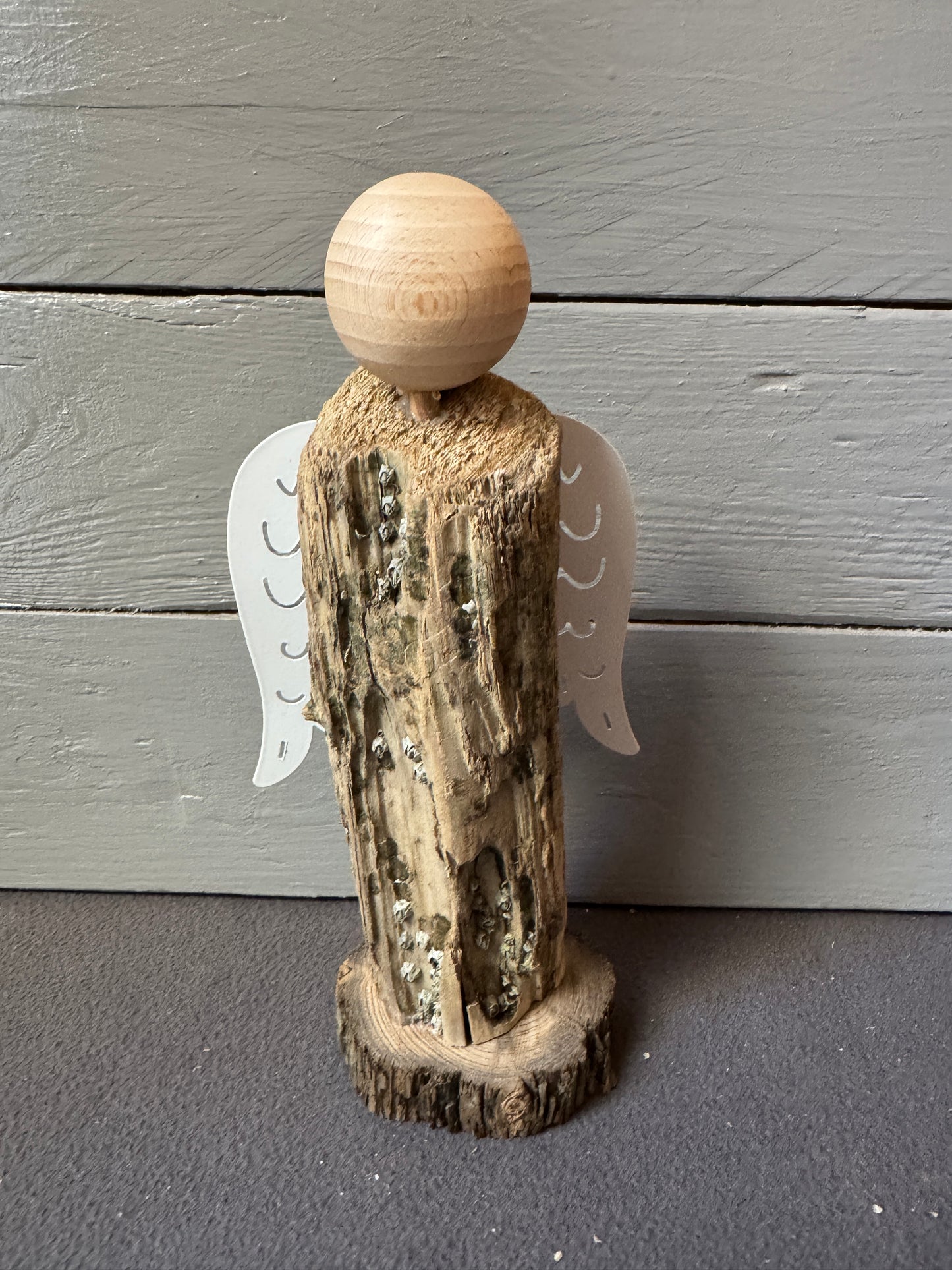 Handgefertigter Engel Liora aus Treibholz von der Nordsee bei Büsum mit weißen Flügeln