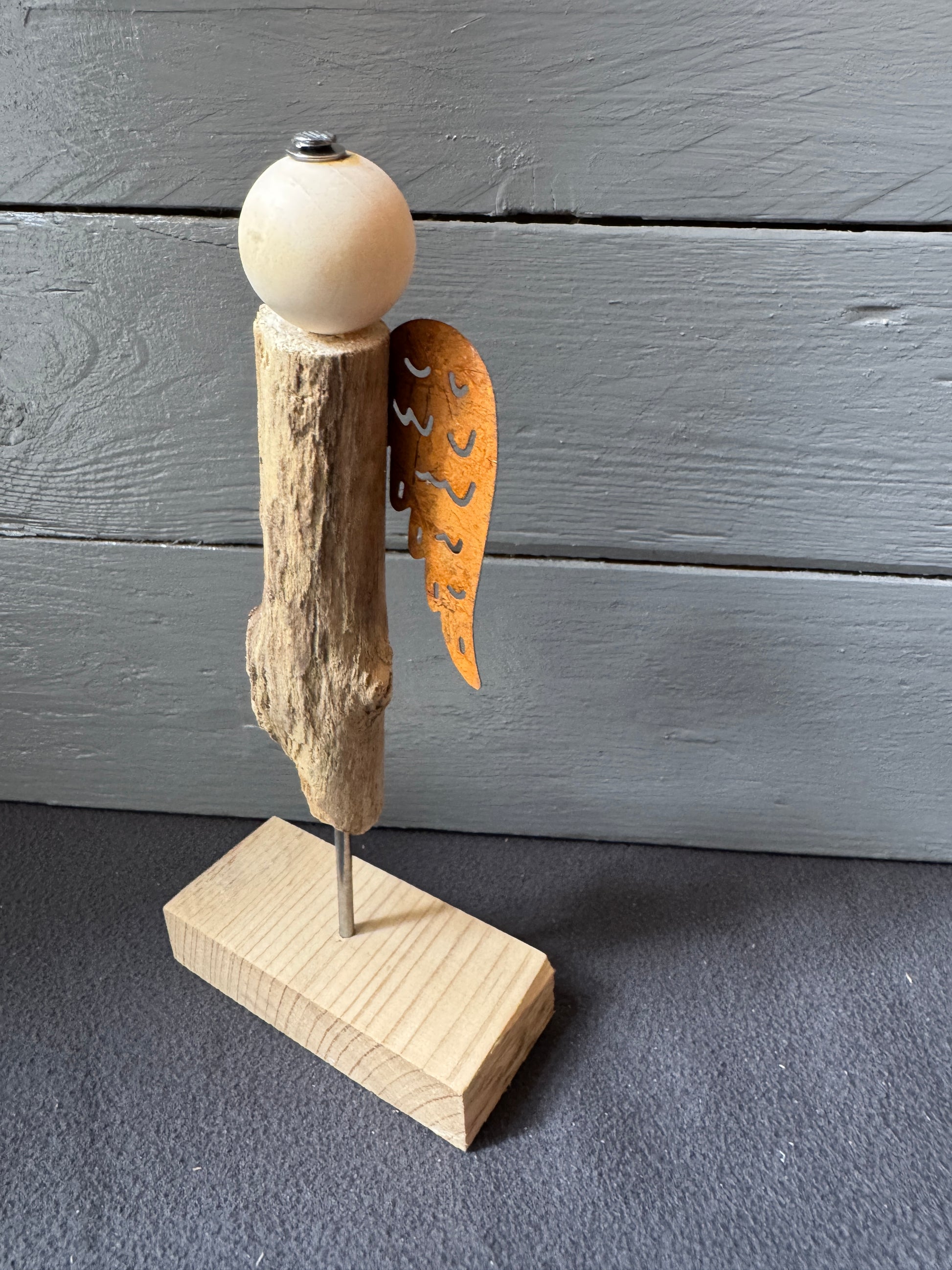 Detailansicht der rostfarbenen Metallflügel von Engel Luniel