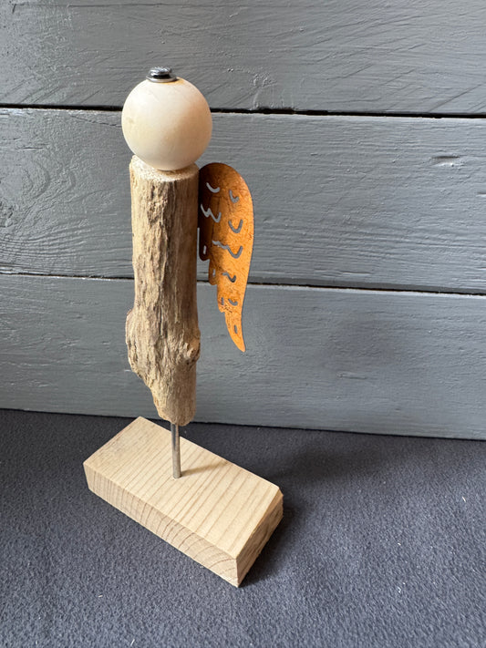 Detailansicht der rostfarbenen Metallflügel von Engel Luniel