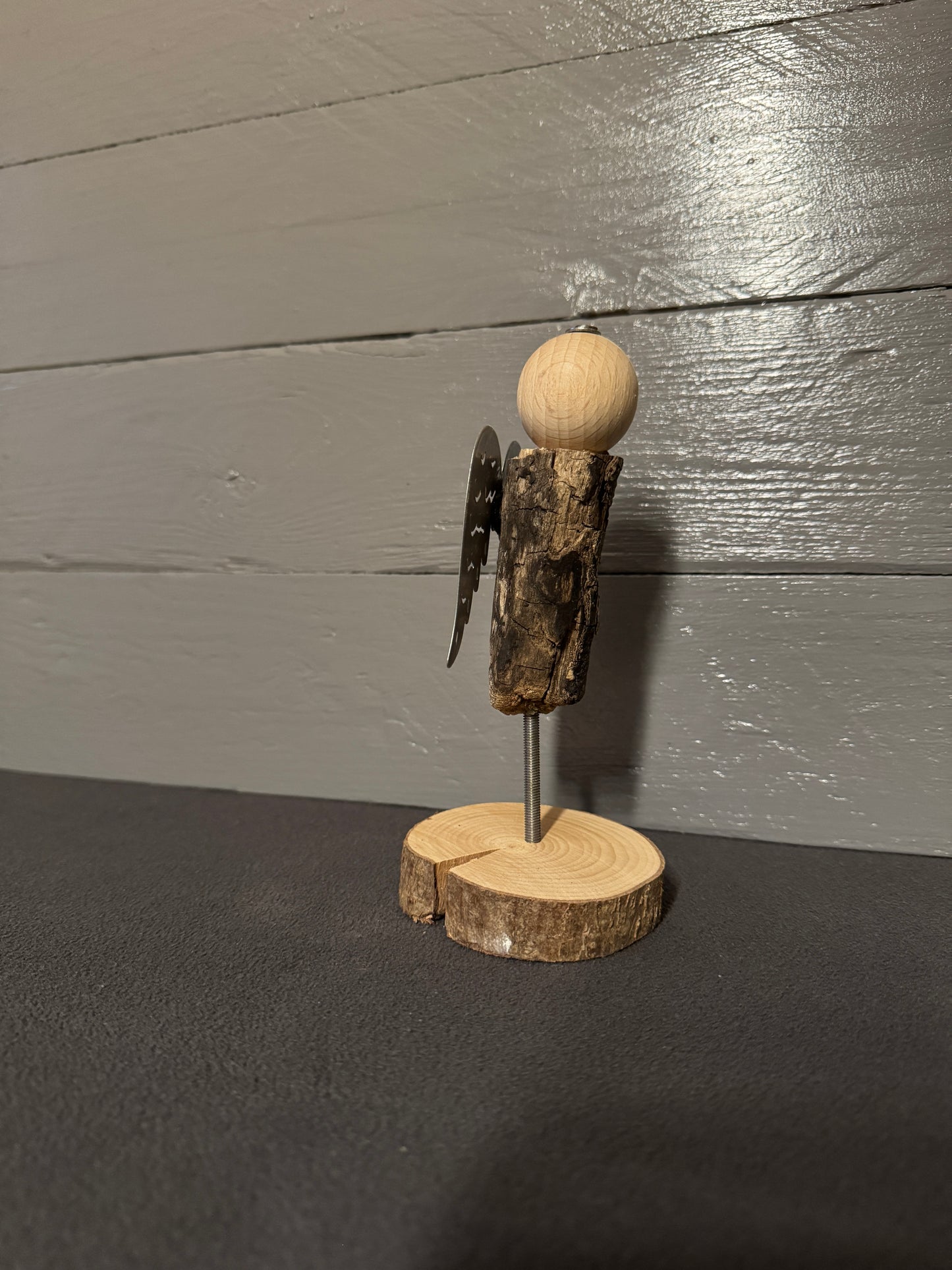 Baumscheiben-Fuß von Engel Malachiel als Symbol für Wachstum und Erdung