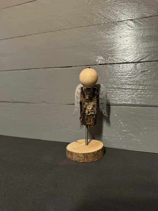 Handgefertigter Engel Malachiel aus Treibholz aus Schleswig-Holstein mit silbernen Flügeln