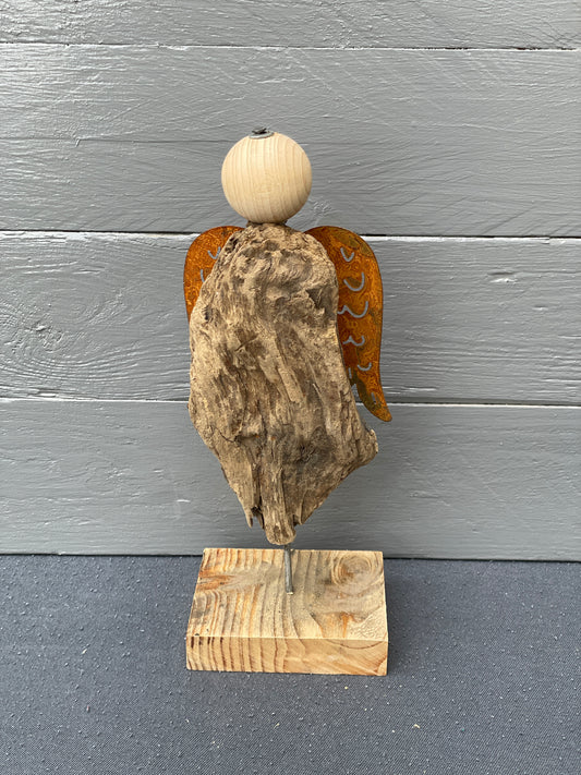 Engel Metatron aus Treibholz als spirituelle Wohnraumdekoration