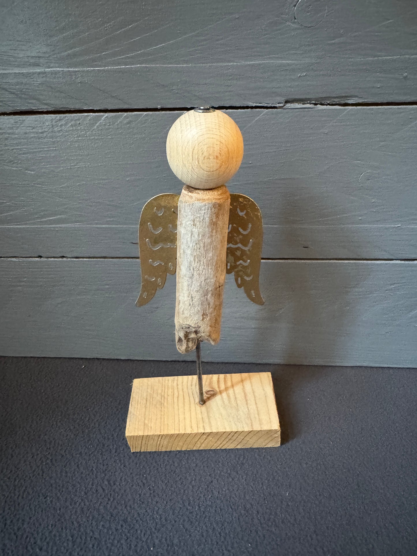 Engel Michael aus Treibholz als spirituelle Wohnraumdekoration