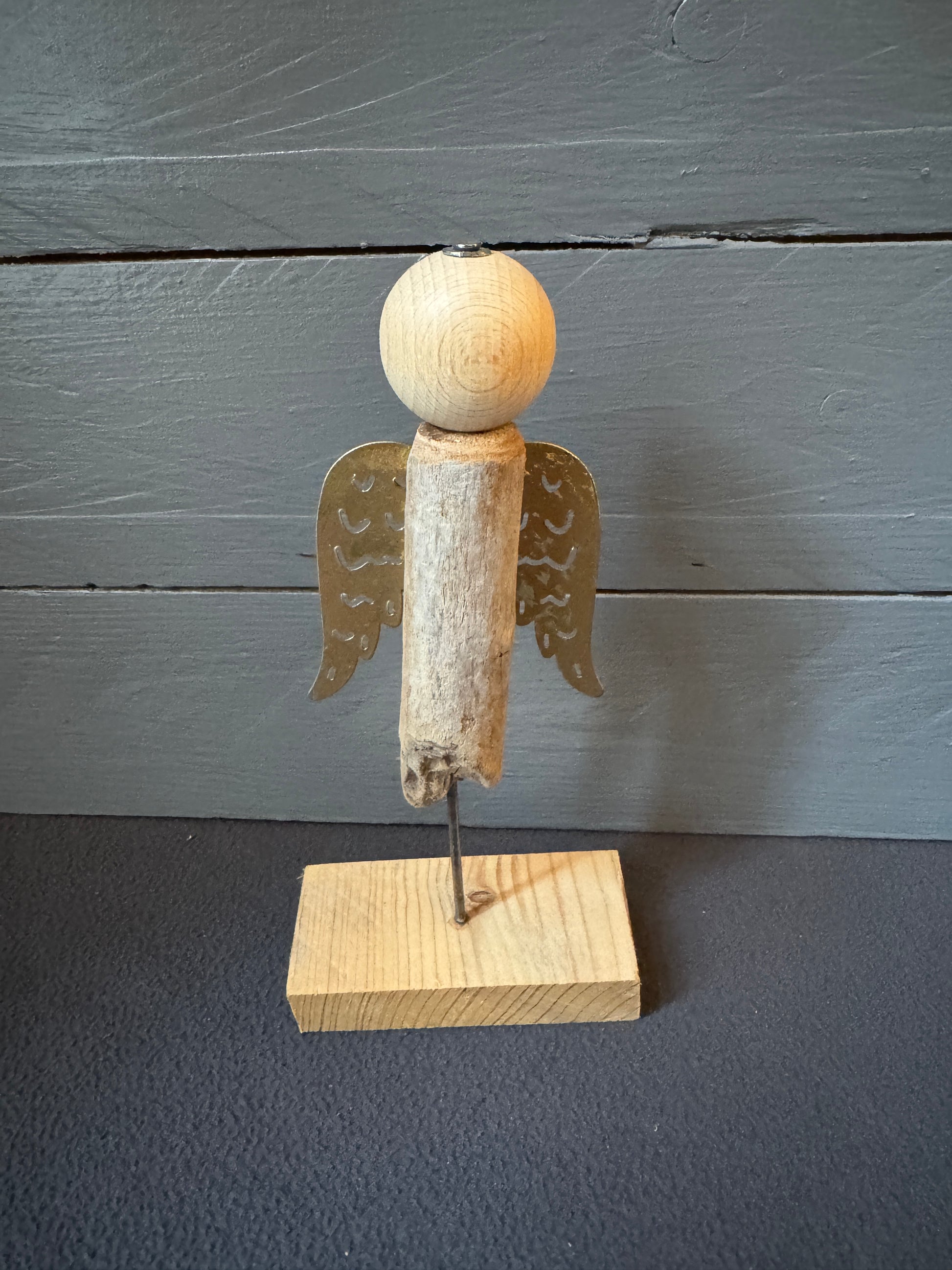 Engel Michael aus Treibholz als spirituelle Wohnraumdekoration