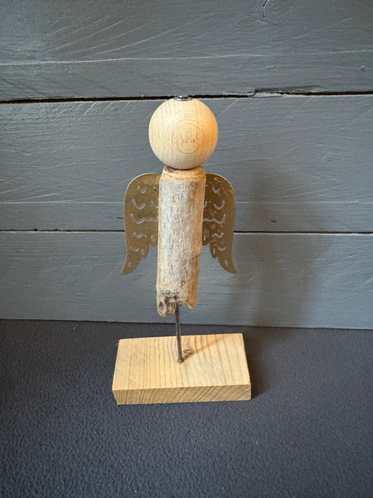 Engel Michael aus Treibholz als spirituelle Wohnraumdekoration