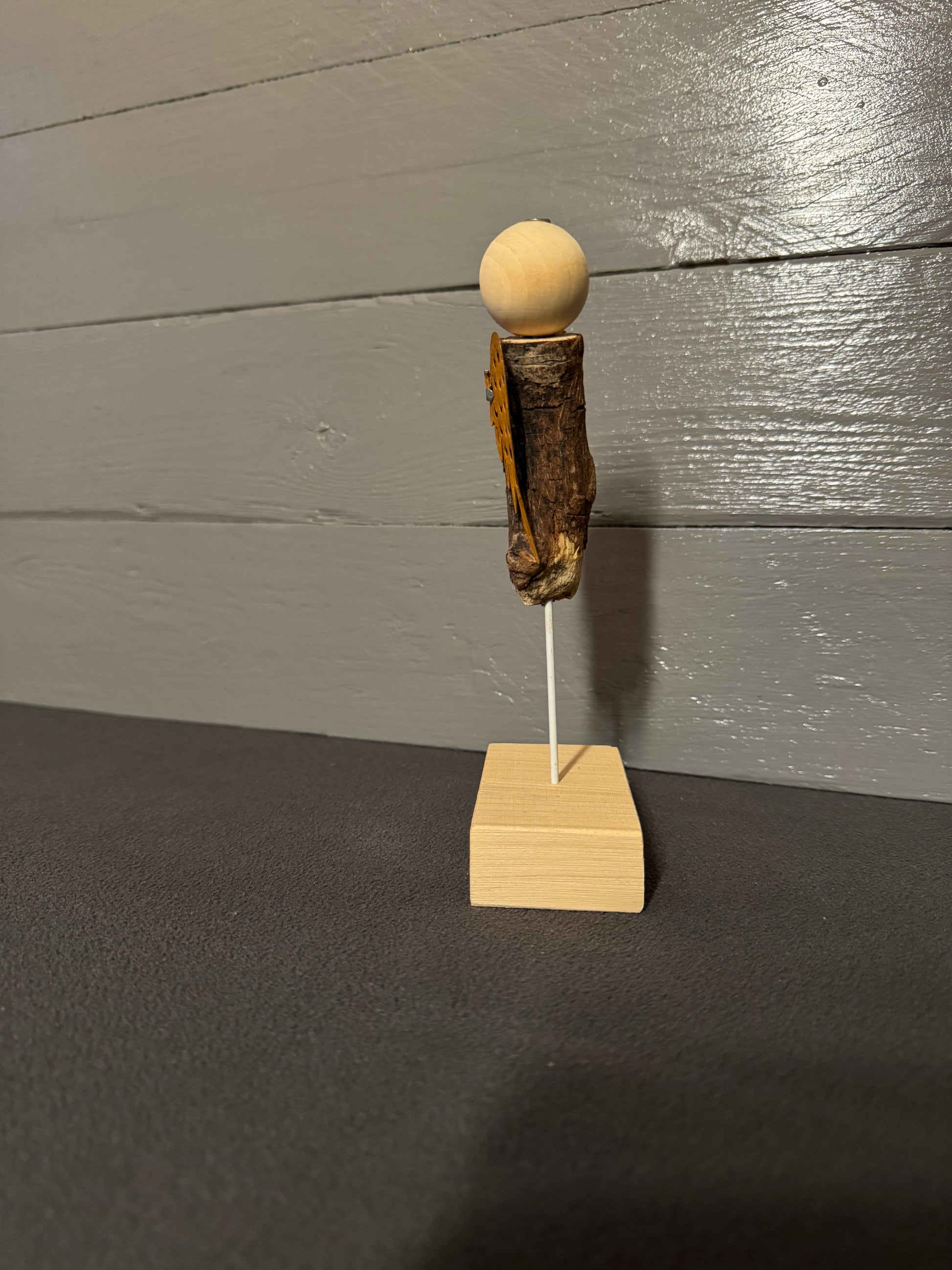 Palettenholz-Fuß von Engel Nathaniel als Symbol für Erdung und Stabilität