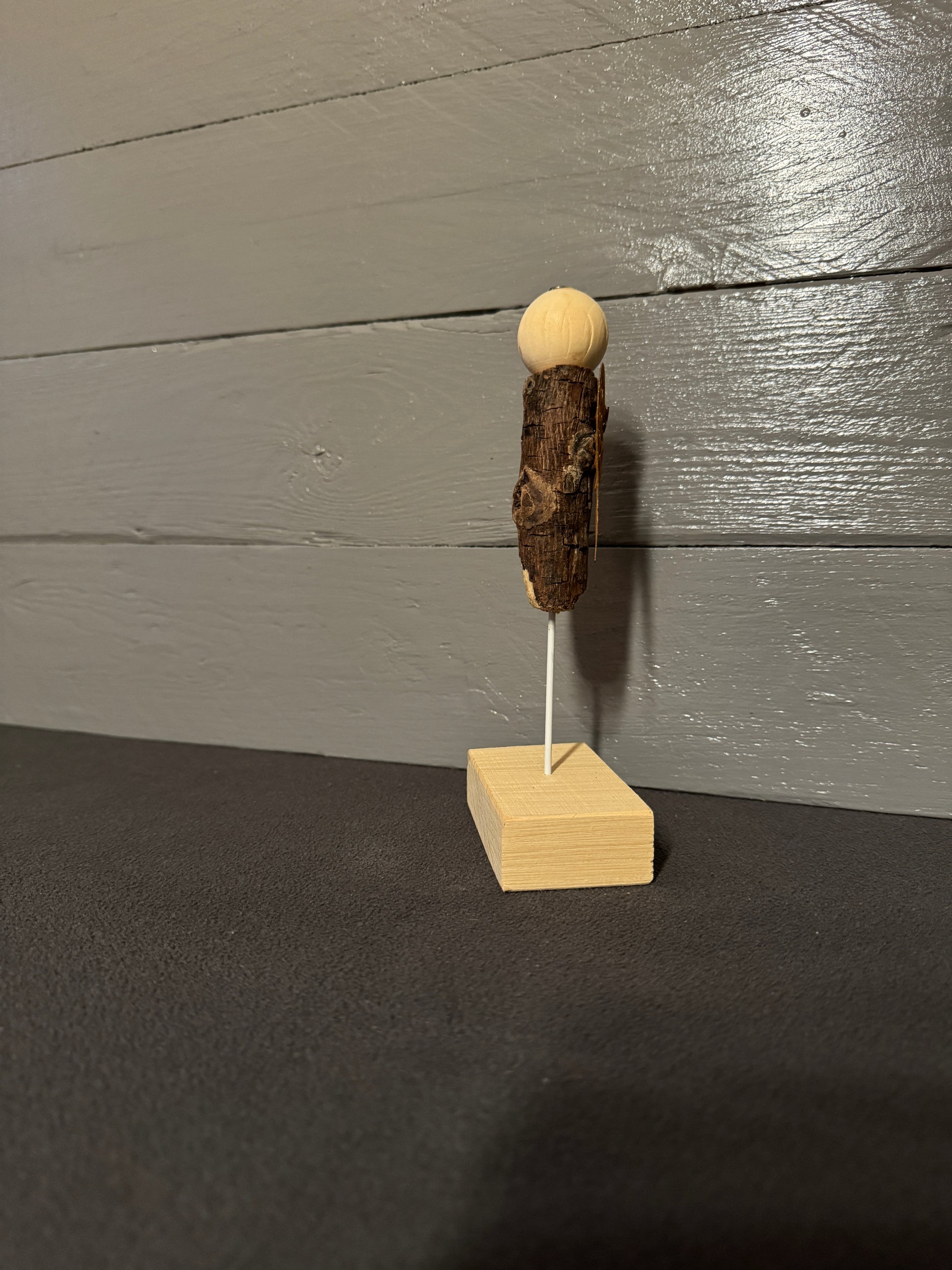 Detailansicht der rostfarbenen Metallflügel von Engel Nathaniel