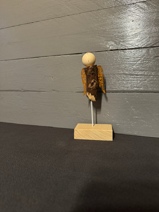 Handgefertigter Engel Nathaniel aus Treibholz mit rostfarbenen Flügeln