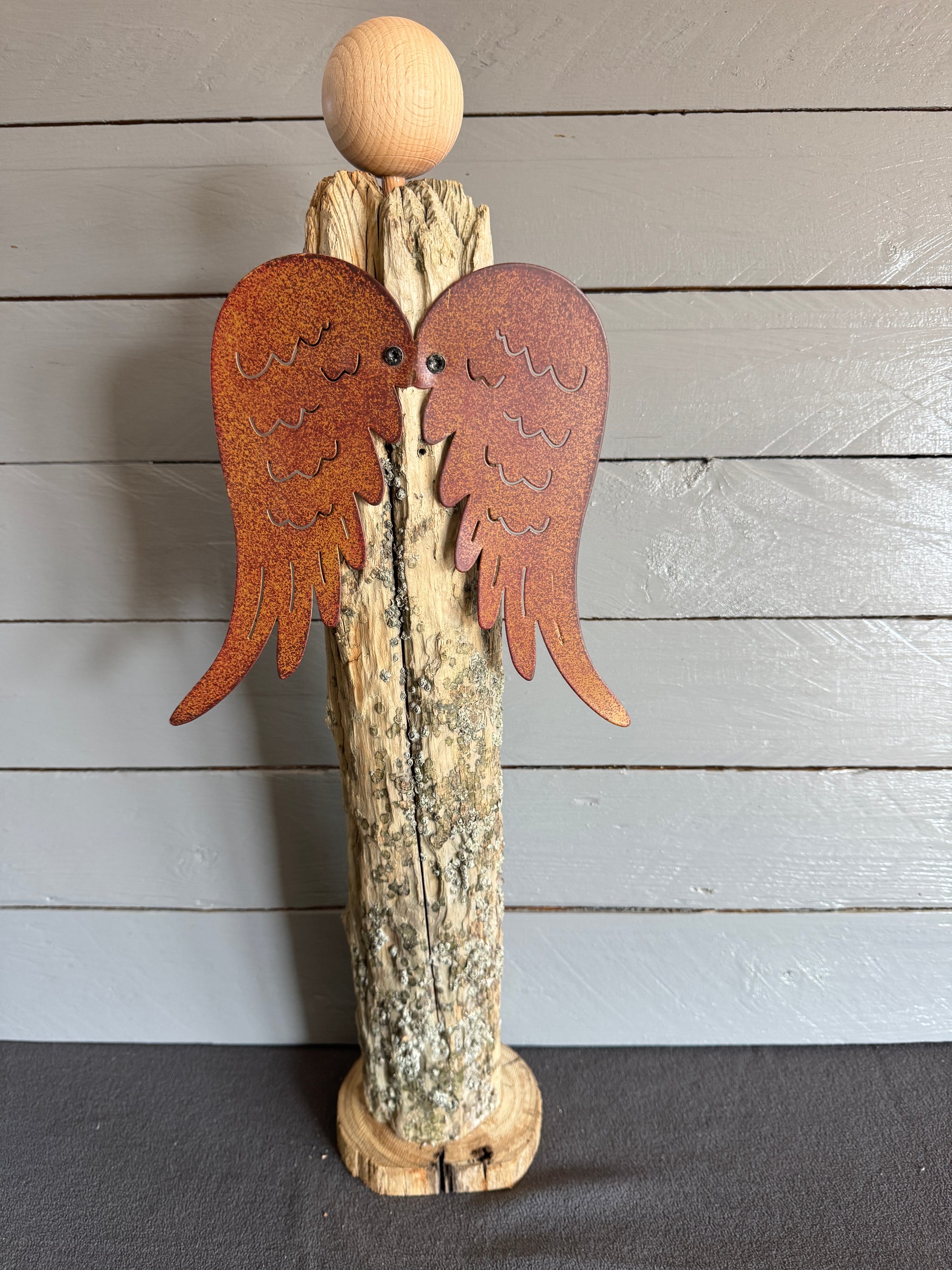 Rückansicht handgefertigter Treibholz Engel Neriel
