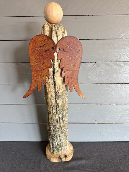 Rückansicht handgefertigter Treibholz Engel Neriel