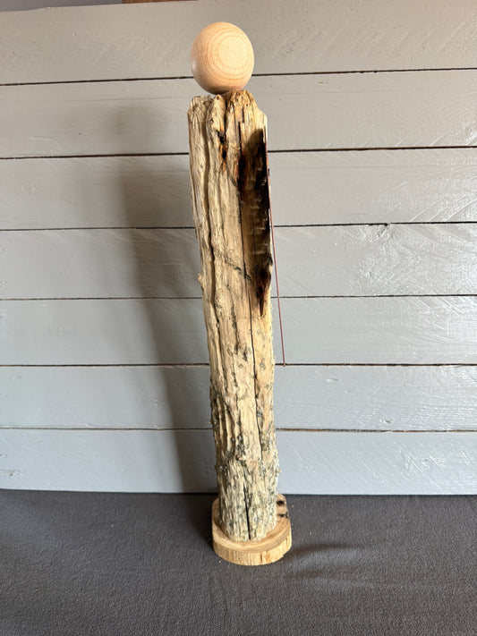 Seitliche Ansicht Treibholz Engel mit natürlicher Maserung