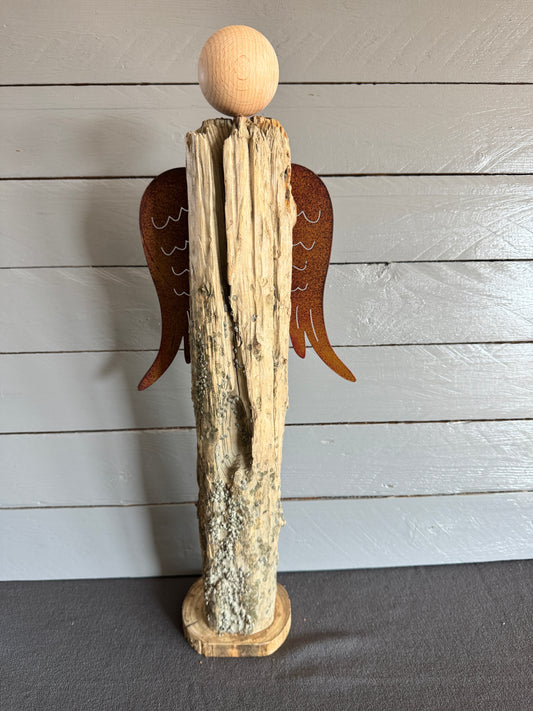 Engel Neriel aus Treibholz von vorne mit Metallflügeln