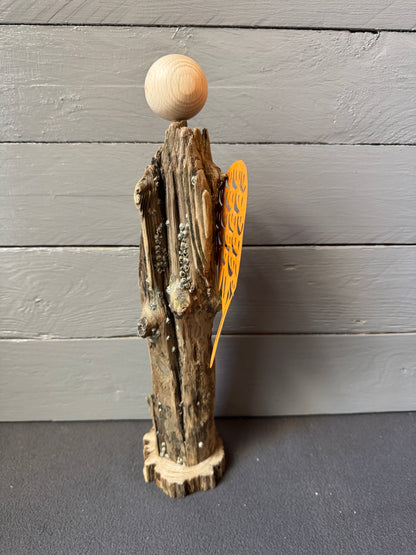 Detailansicht der rostfarbenen Metallflügel von Engel Raphael