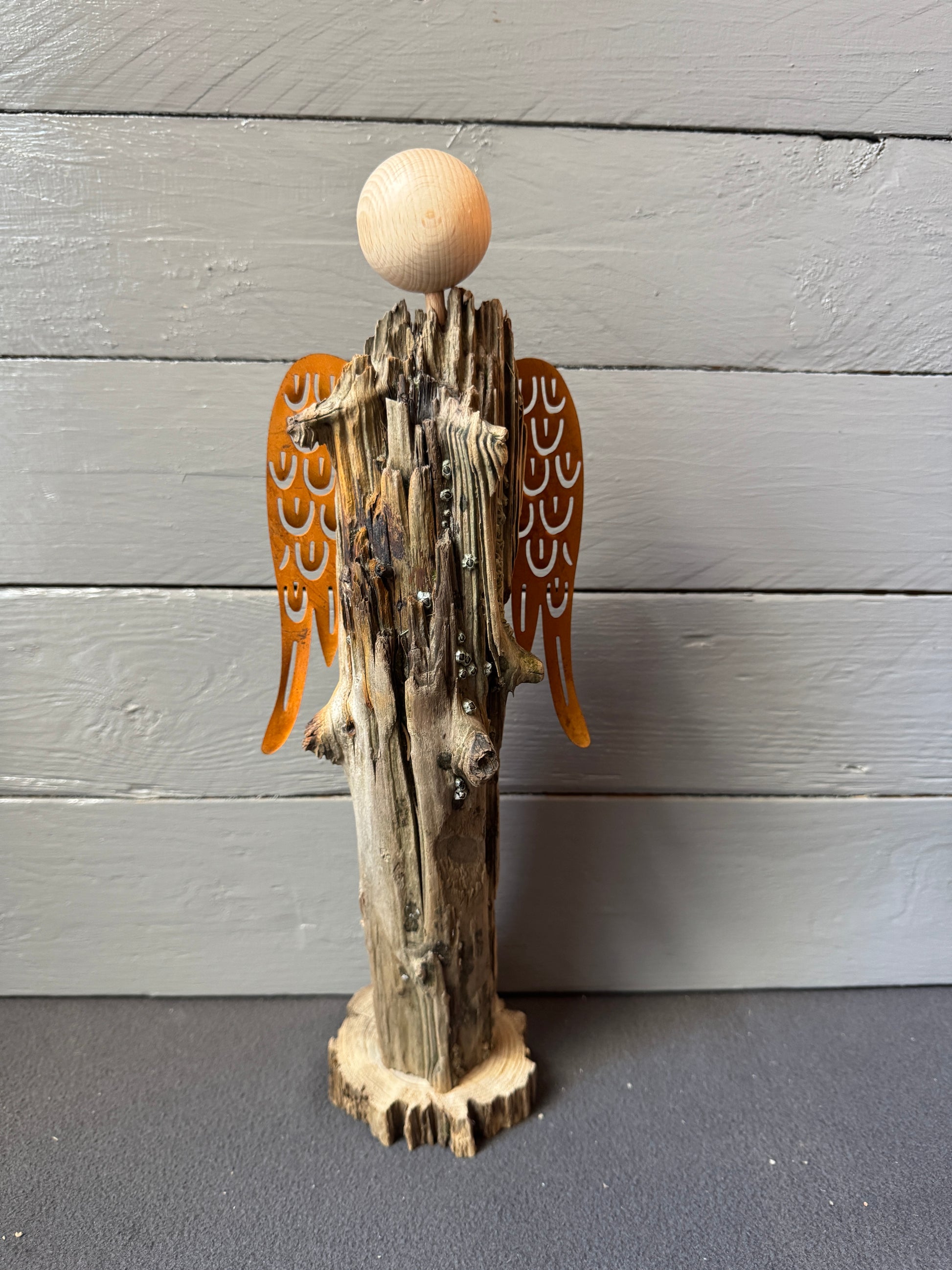 Handgefertigter Engel Raphael aus Treibholz von der Nordsee bei Büsum