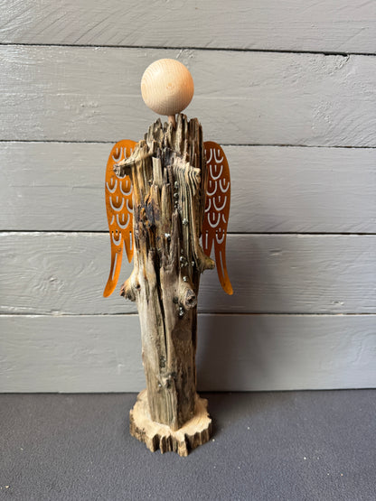 Handgefertigter Engel Raphael aus Treibholz von der Nordsee bei Büsum