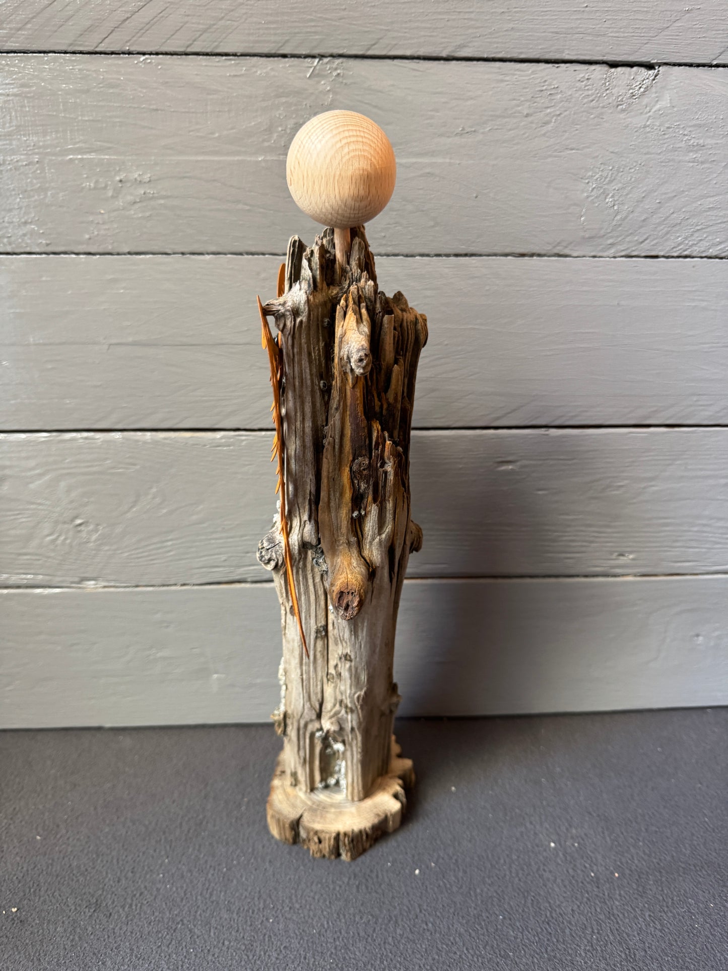 Engel Raphael aus Treibholz als spirituelle Wohnraumdekoration