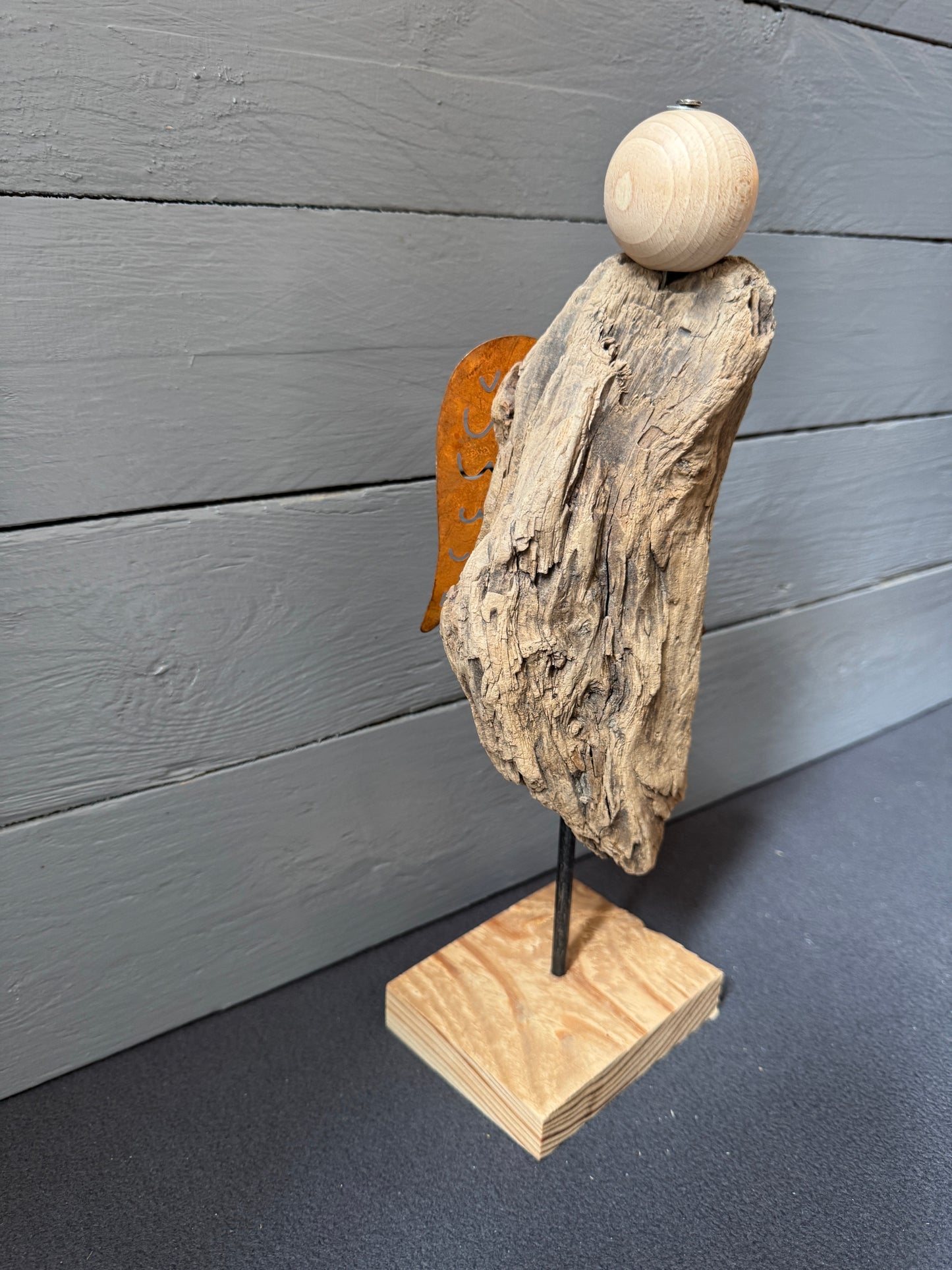 Sockel aus recyceltem Palettenholz mit Metallstab bei Engel Sandalphon