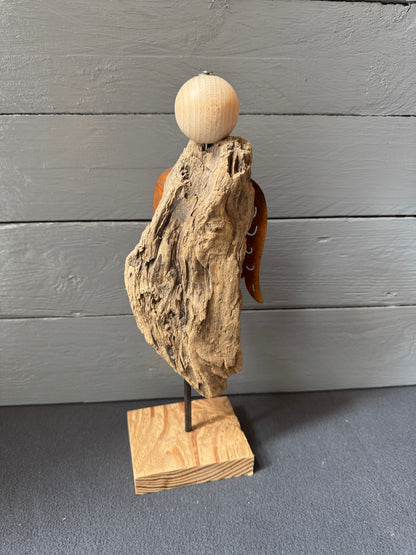 Handgefertigter Engel Sandalphon aus Treibholz mit rostfarbenen Flügeln