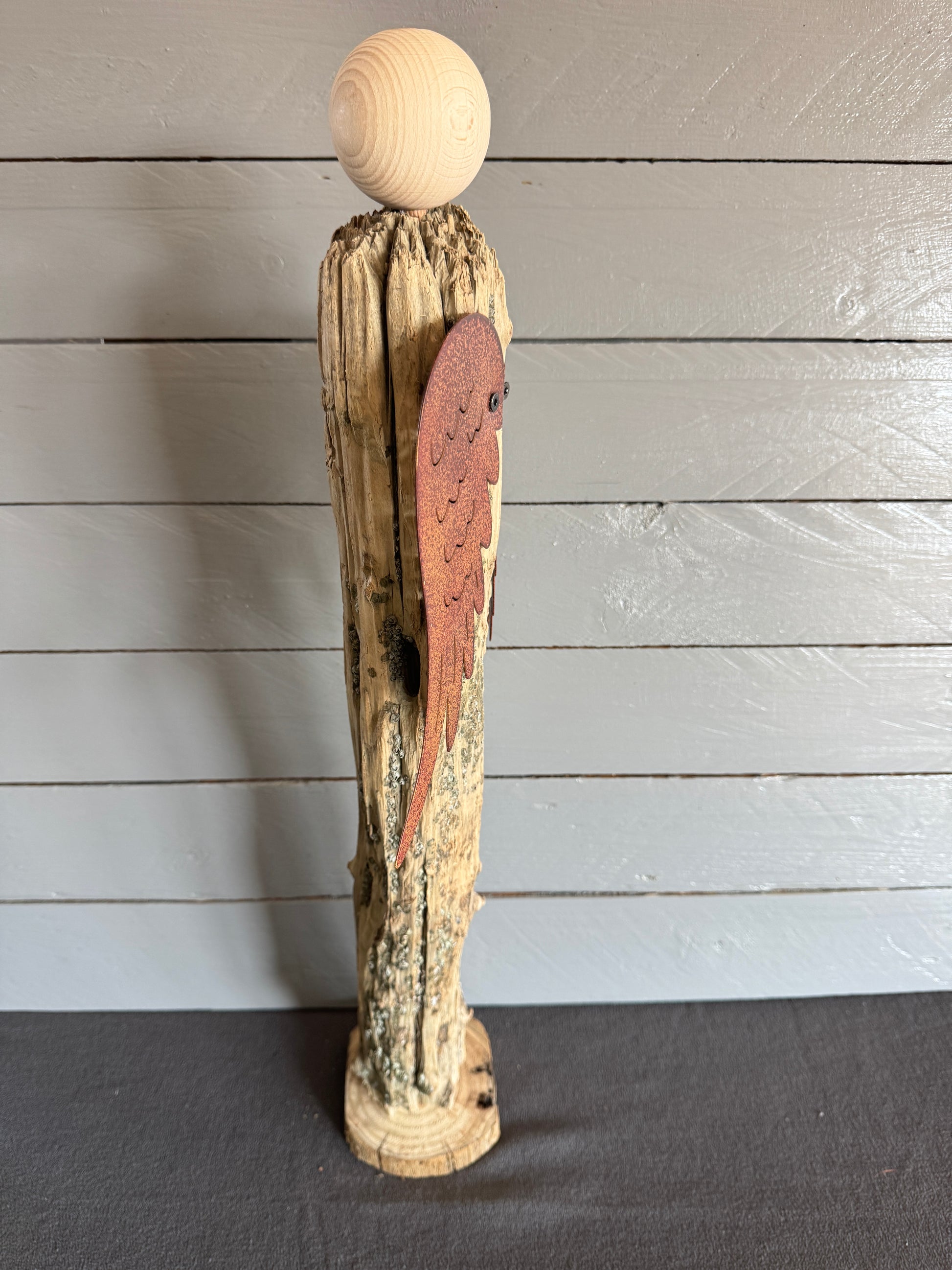 Seitliche Ansicht Treibholz Engel mit natürlicher Struktur