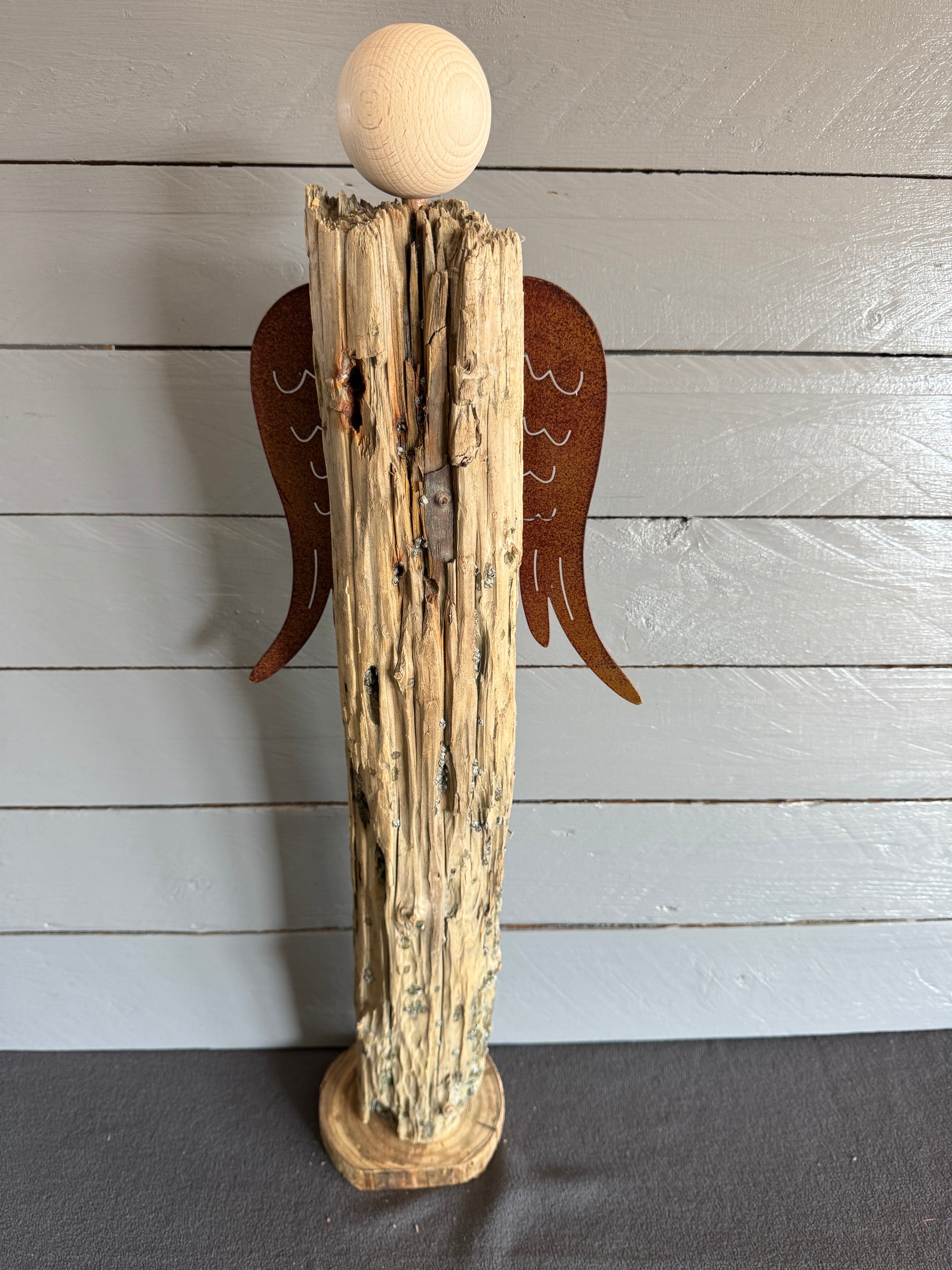 Engel Sariel aus Treibholz von vorne mit Metallflügeln