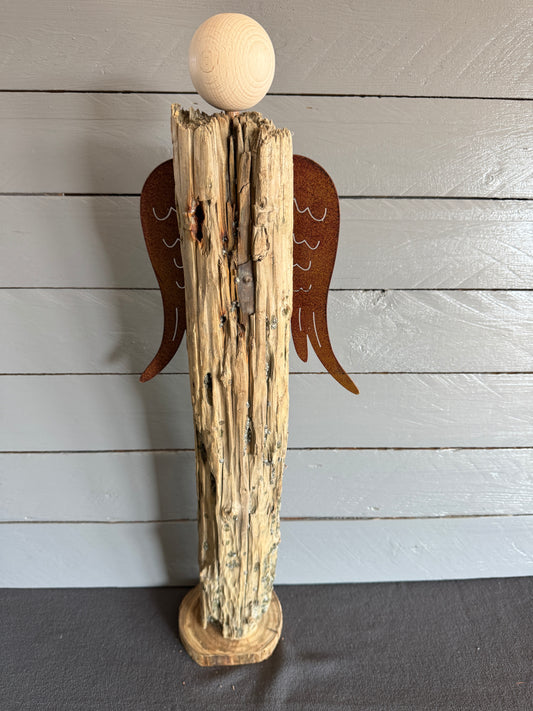 Engel Sariel aus Treibholz von vorne mit Metallflügeln